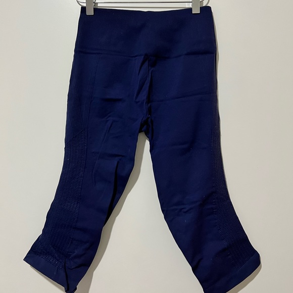 Lululemon in the flow crop leggings (blue, size 6) - Picture 2 of 5